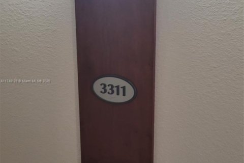 Condo in Miami, Florida, 1 bedroom  № 1960827 - photo 1