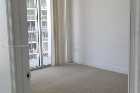 Condo in Miami, Florida, 1 bedroom  № 1960827 - photo 12