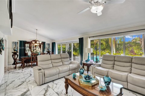 Casa en venta en Cutler Bay, Florida, 6 dormitorios, 345.41 m2 № 1698771 - foto 6