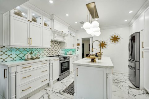 Casa en venta en Cutler Bay, Florida, 6 dormitorios, 345.41 m2 № 1698771 - foto 7