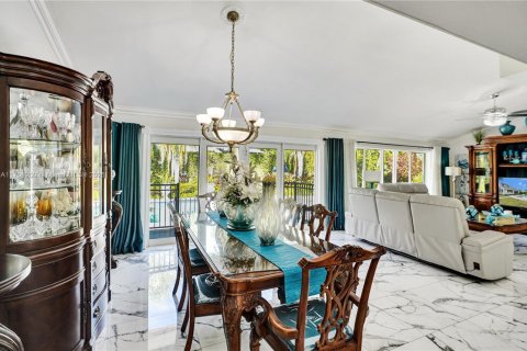 Casa en venta en Cutler Bay, Florida, 6 dormitorios, 345.41 m2 № 1698771 - foto 5