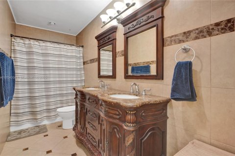 Casa en venta en Cutler Bay, Florida, 6 dormitorios, 345.41 m2 № 1698771 - foto 19