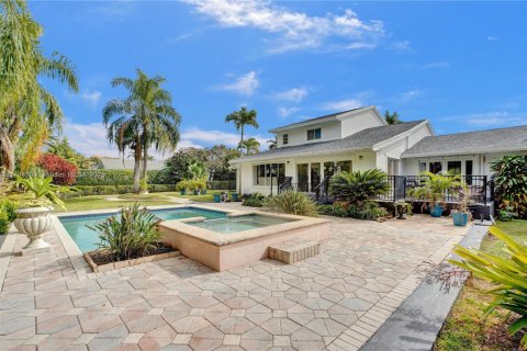 Casa en venta en Cutler Bay, Florida, 6 dormitorios, 345.41 m2 № 1698771 - foto 1