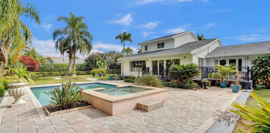 Casa en Cutler Bay, Florida 6 dormitorios, 345.41 m2 № 1698771
