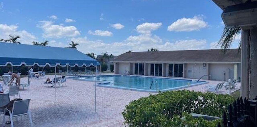 Condo in Palm Springs, Florida, 2 bedrooms  № 1145965