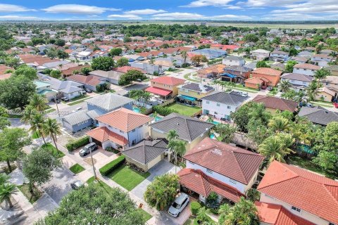 House in Miami, Florida 4 bedrooms, 220.83 sq.m. № 1796983 - photo 5