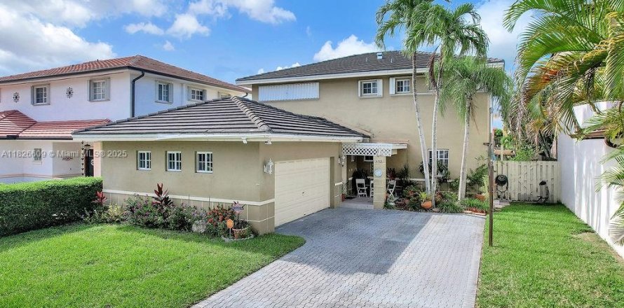 House in Miami, Florida 4 bedrooms, 220.83 sq.m. № 1796983