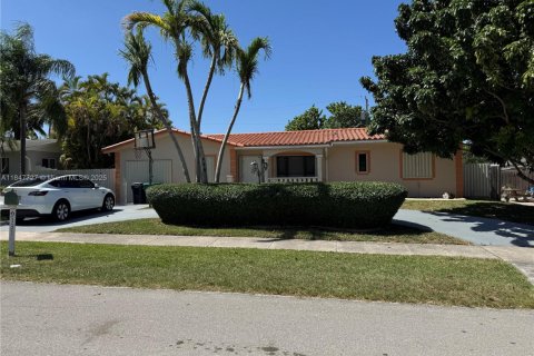 Casa en venta en Palmetto Bay, Florida, 3 dormitorios, 182.46 m2 № 1848326 - foto 1