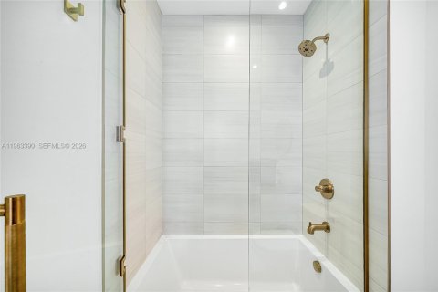 Купить кондоминиум в Майами, Флорида 2 спальни, 107.58м2, № 2253034 - фото 16