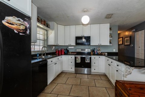 House in Eustis, Florida 3 bedrooms, 135.27 sq.m. № 2111391 - photo 6