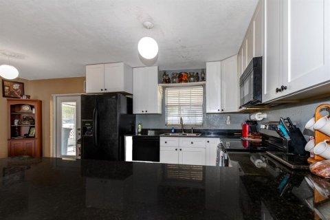 House in Eustis, Florida 3 bedrooms, 135.27 sq.m. № 2111391 - photo 5