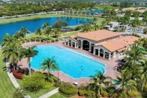 Condominio en venta en Cutler Bay, Florida, 2 dormitorios, 105.91 m2 № 1958073 - foto 1