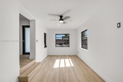 Casa en venta en Hialeah, Florida, 3 dormitorios № 1978212 - foto 17