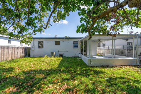 Casa en venta en Hialeah, Florida, 3 dormitorios № 1978212 - foto 22