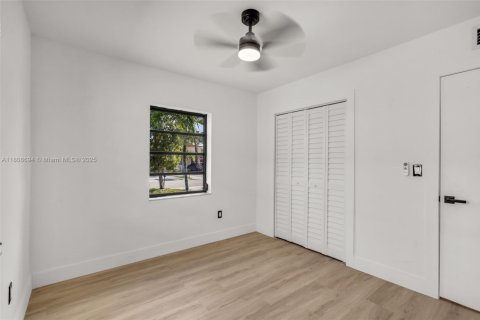 Casa en venta en Hialeah, Florida, 3 dormitorios № 1978212 - foto 10