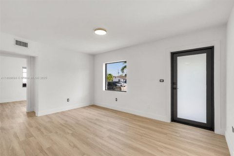 Casa en venta en Hialeah, Florida, 3 dormitorios № 1978212 - foto 5