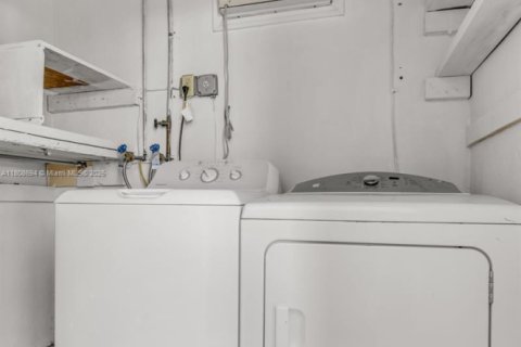 Casa en venta en Hialeah, Florida, 3 dormitorios № 1978212 - foto 19