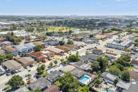 Casa en venta en Hialeah, Florida, 3 dormitorios № 1978212 - foto 28
