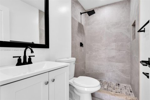 Casa en venta en Hialeah, Florida, 3 dormitorios № 1978212 - foto 11