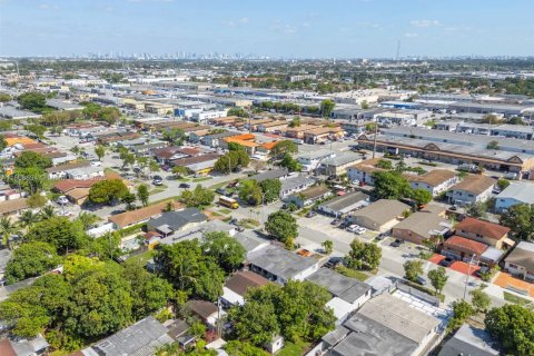 Casa en venta en Hialeah, Florida, 3 dormitorios № 1978212 - foto 30