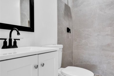 Casa en venta en Hialeah, Florida, 3 dormitorios № 1978212 - foto 12