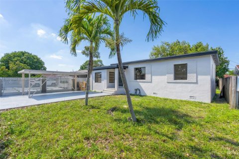 Casa en venta en Hialeah, Florida, 3 dormitorios № 1978212 - foto 2