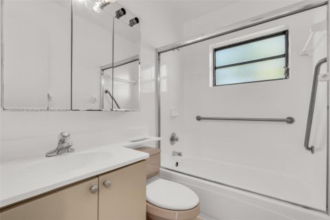 Casa en venta en Hialeah, Florida, 3 dormitorios № 1978212 - foto 15