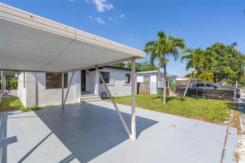 Casa en venta en Hialeah, Florida, 3 dormitorios № 1978212 - foto 3