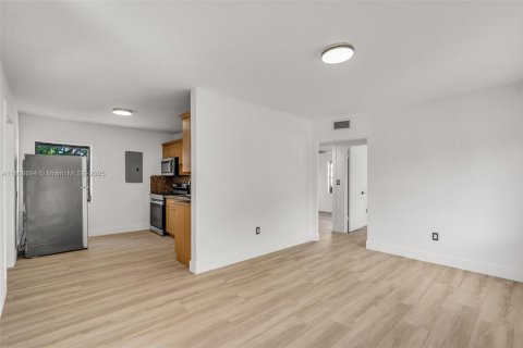 Casa en venta en Hialeah, Florida, 3 dormitorios № 1978212 - foto 4