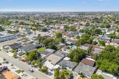 Casa en venta en Hialeah, Florida, 3 dormitorios № 1978212 - foto 26