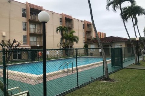Condo in Miami, Florida, 2 bedrooms  № 2168078 - photo 2