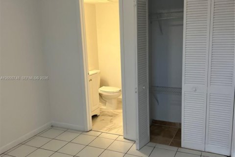Condo in Miami, Florida, 2 bedrooms  № 2168078 - photo 9