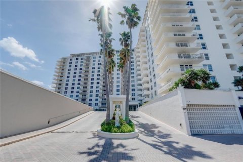 Condo in Fort Lauderdale, Florida, 2 bedrooms  № 2085947 - photo 24