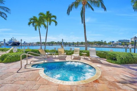 Condo in Fort Lauderdale, Florida, 2 bedrooms  № 2085947 - photo 17