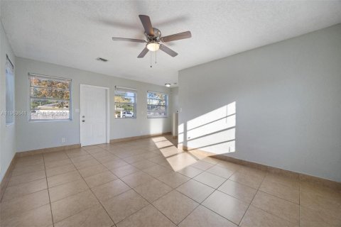 Propiedad comercial en venta en Hollywood, Florida, 148.09 m2 № 2025621 - foto 9