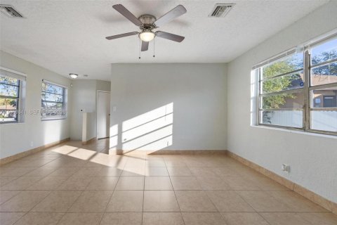 Propiedad comercial en venta en Hollywood, Florida, 148.09 m2 № 2025621 - foto 8