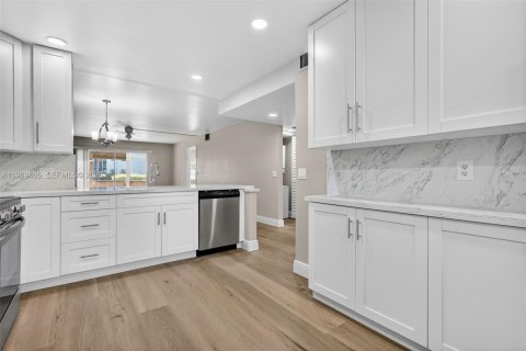 Condominio en alquiler en Pembroke Pines, Florida, 2 dormitorios, 110.74 m2 № 2057729 - foto 3