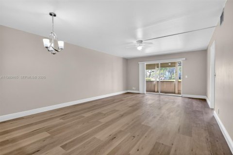 Condominio en alquiler en Pembroke Pines, Florida, 2 dormitorios, 110.74 m2 № 2057729 - foto 6