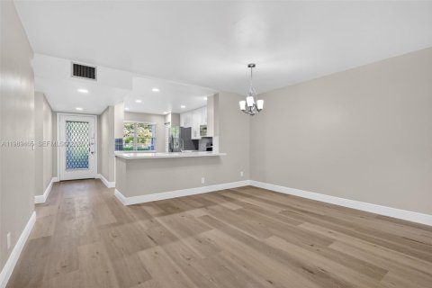 Condominio en alquiler en Pembroke Pines, Florida, 2 dormitorios, 110.74 m2 № 2057729 - foto 5