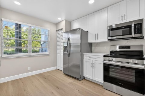 Condominio en Pembroke Pines, Florida, 2 dormitorios  № 2057729