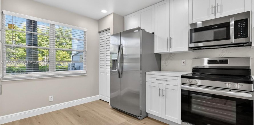 Condominio en Pembroke Pines, Florida, 2 dormitorios № 2057729