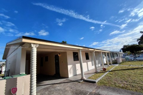Casa en venta en Miami Gardens, Florida, 3 dormitorios № 1971192 - foto 2
