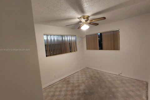 Casa en venta en Miami Gardens, Florida, 3 dormitorios № 1971192 - foto 9