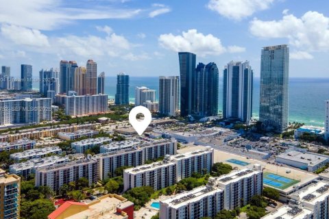 Condo in Sunny Isles Beach, Florida, 2 bedrooms  № 2081338