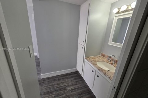Condo in Sunny Isles Beach, Florida, 2 bedrooms  № 2081338 - photo 17