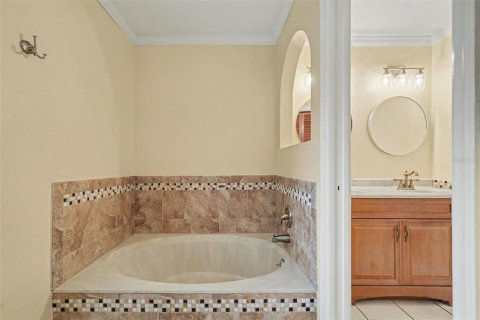 House in Tampa, Florida 3 bedrooms, 156.45 sq.m. № 2220485 - photo 24