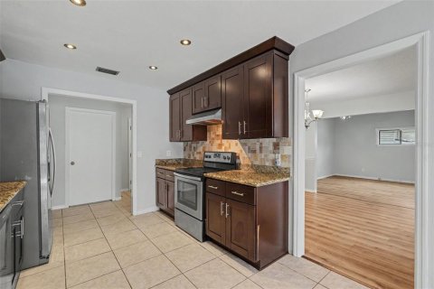 House in Tampa, Florida 3 bedrooms, 156.45 sq.m. № 2220485 - photo 10