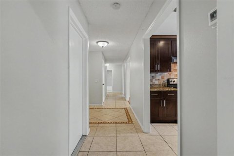 House in Tampa, Florida 3 bedrooms, 156.45 sq.m. № 2220485 - photo 9