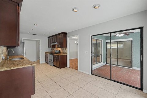 House in Tampa, Florida 3 bedrooms, 156.45 sq.m. № 2220485 - photo 13
