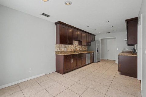 House in Tampa, Florida 3 bedrooms, 156.45 sq.m. № 2220485 - photo 12